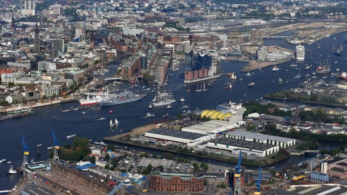 Hamburg-Elbphilharmonie-Hafengeburtsag-Auslaufparade_ELS_1707080517-Webqualität-e1544065884491