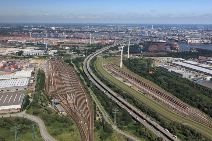 Seaborne cargo throughput increase in Port of Hamburg – and double-digit growth in seaport-hinterland rail transport RESIZED