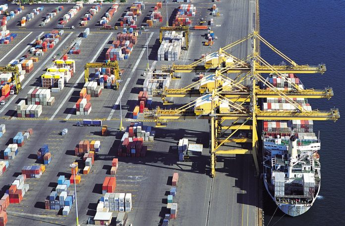 07. Containers on quay hr Share the Box